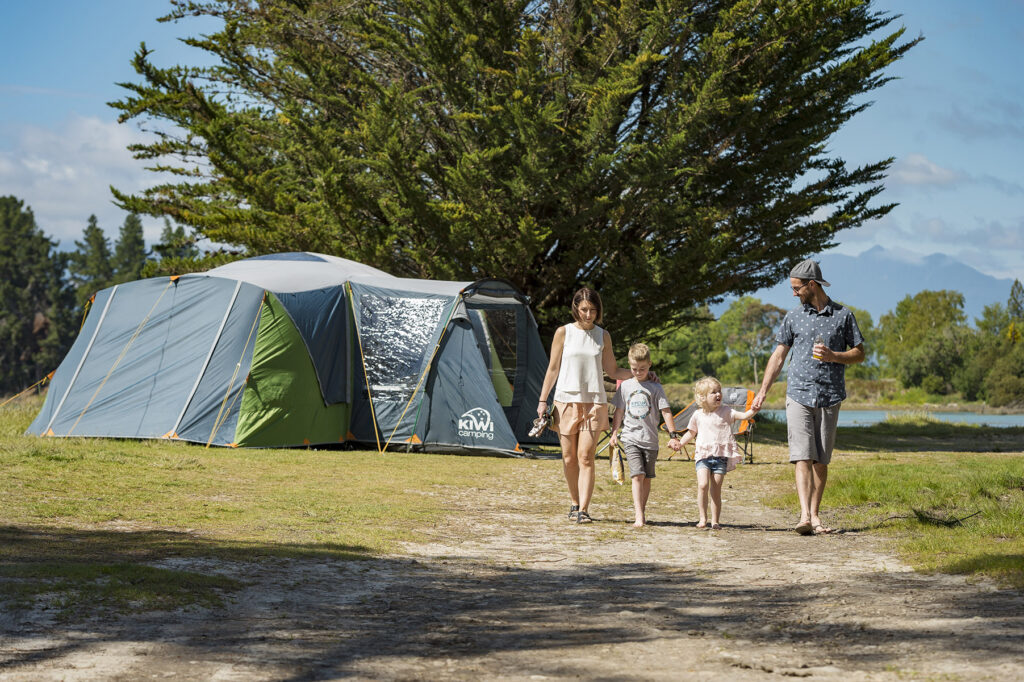 KC072 367 Kiwi Camping Takahe 8 Tent Insitu SML